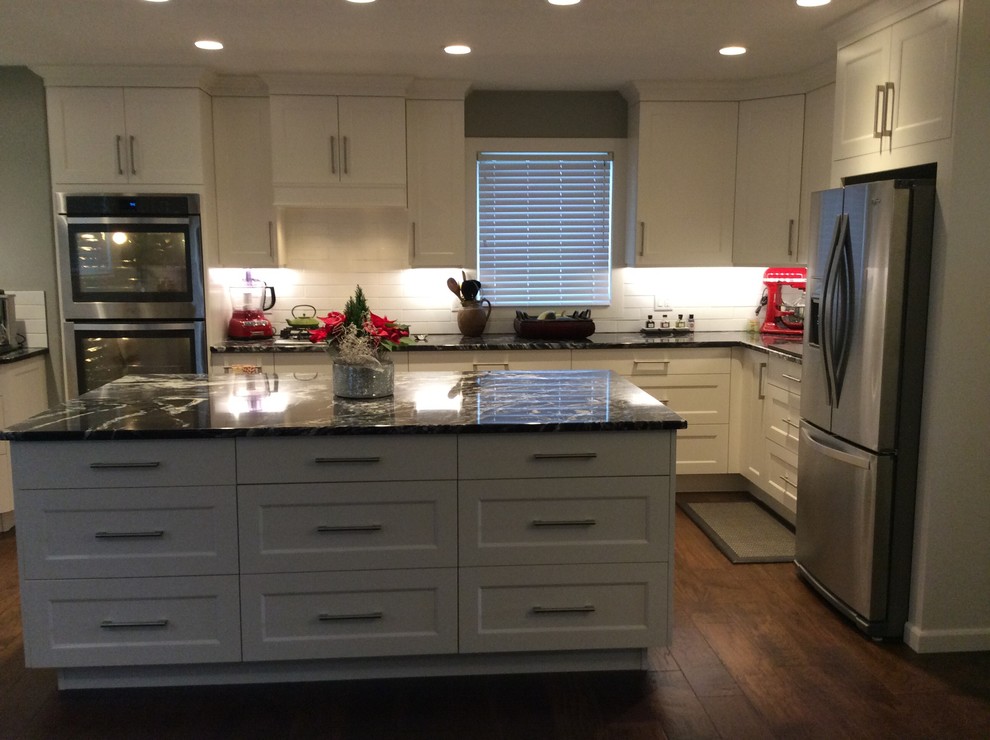 Transitional kitchen photo in Vancouver