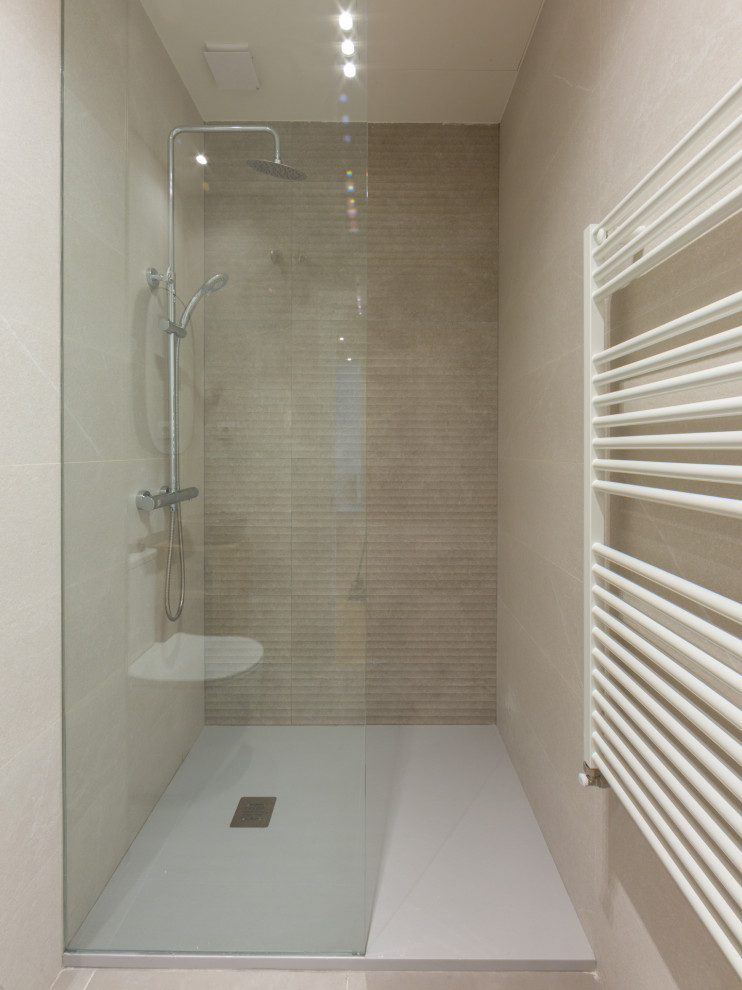 Exemple d'une salle d'eau tendance avec un carrelage beige, un sol en carrelage de porcelaine, une vasque, un sol gris, meuble simple vasque et meuble-lavabo sur pied.