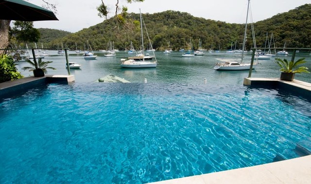 Infinity edge pool modern-pools-and-hot-tubs