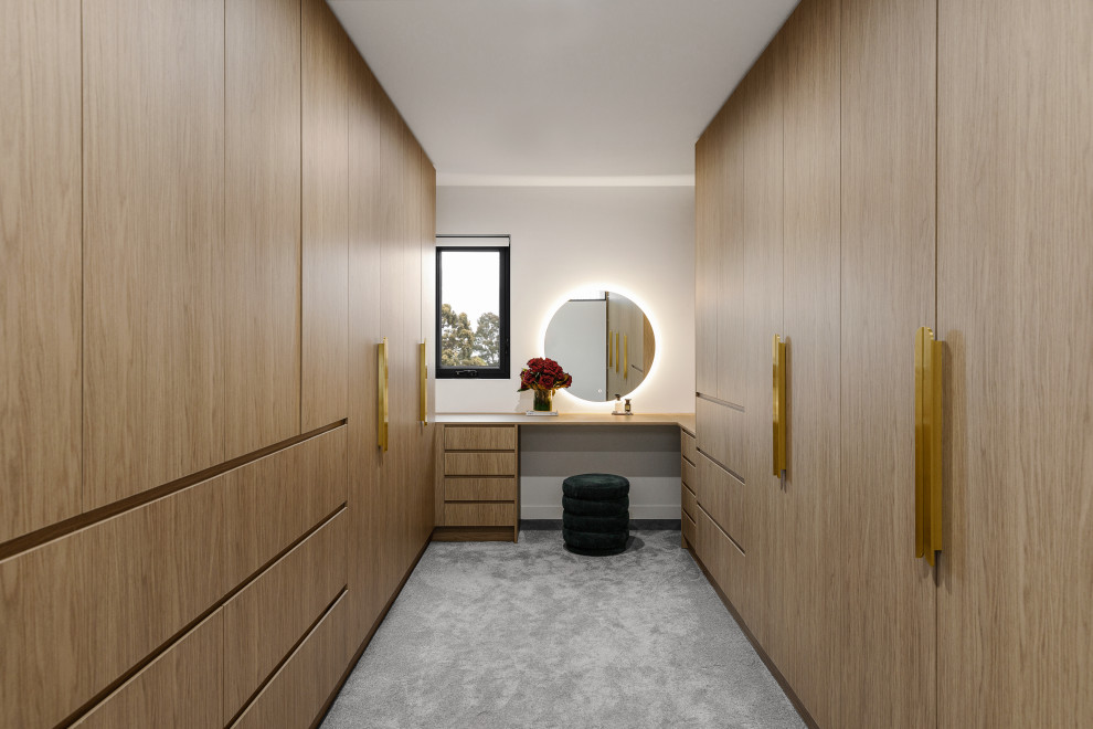 Свежая идея для дизайна: большая гардеробная комната унисекс в средиземноморском стиле с светлыми деревянными фасадами и ковровым покрытием - отличное фото интерьера
