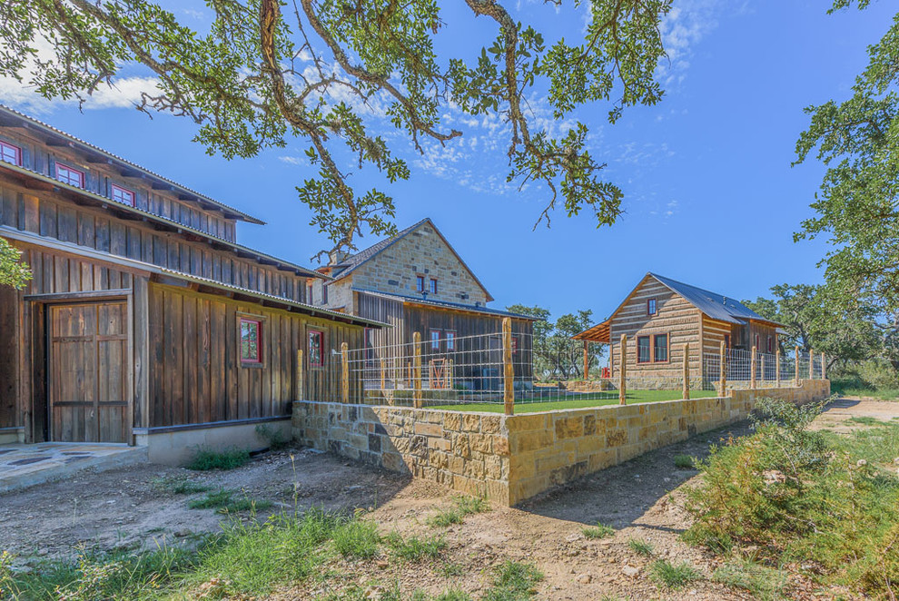 Example of a mountain style home design design in Austin