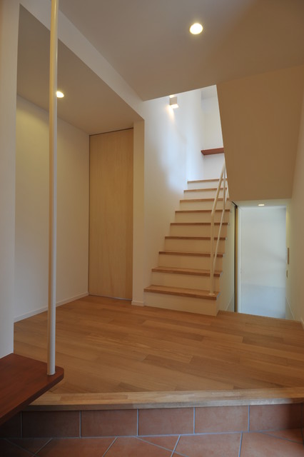 上馬の家 modern-treppen