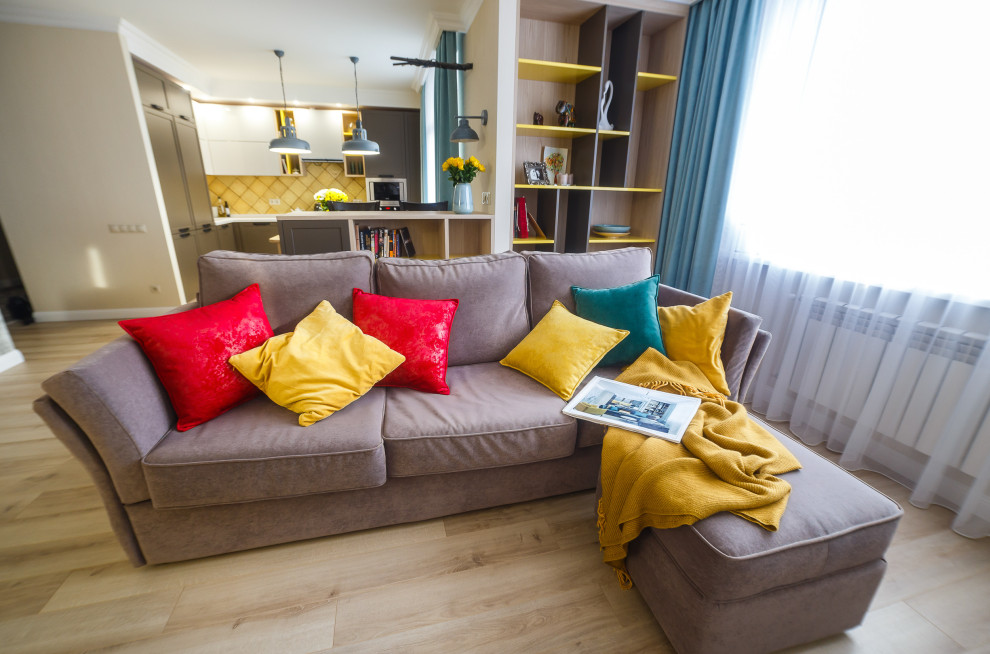 Разноцветная двухкомнатная квартира для девушки, которая любит вязать.