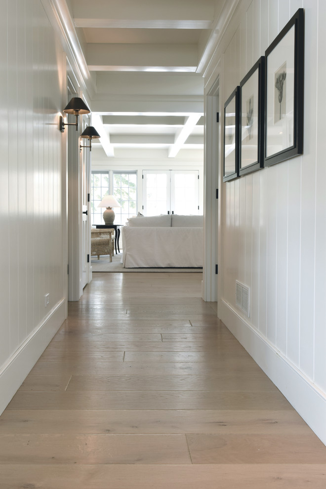 Aménagement d'un grand couloir scandinave avec un mur blanc, un sol en bois brun, un sol marron, un plafond à caissons et du lambris de bois.