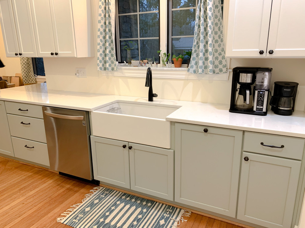 Transitional kitchen photo in Louisville
