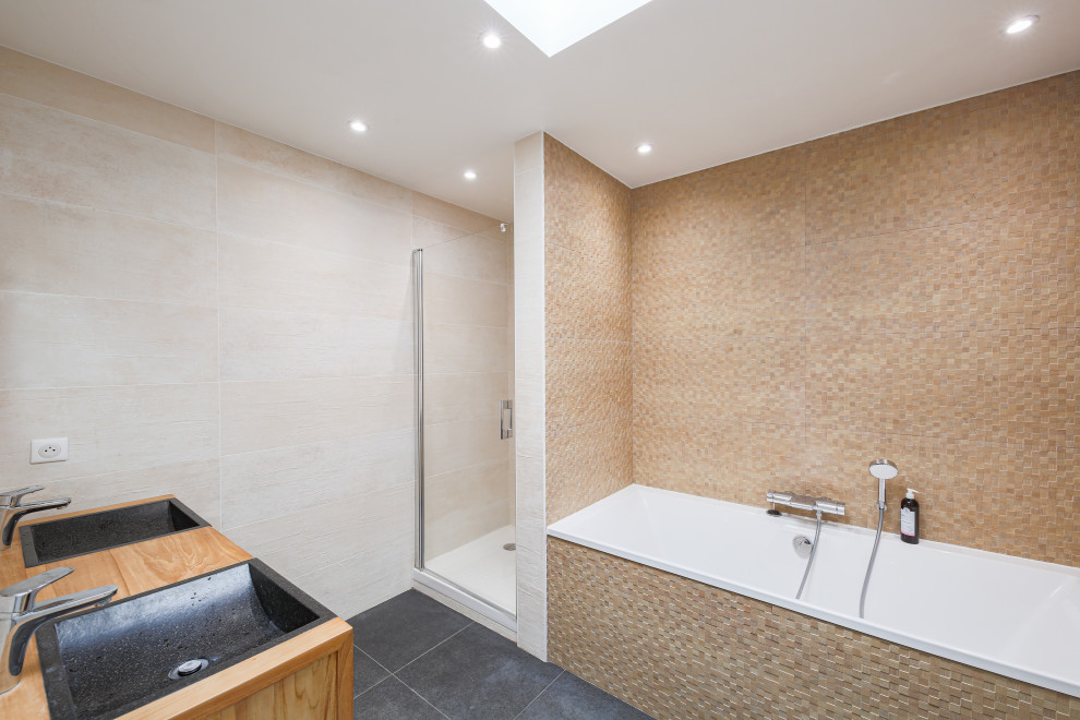 Immagine di una grande stanza da bagno padronale minimal con doccia doppia, piastrelle grigie, lavabo rettangolare, porta doccia scorrevole e due lavabi