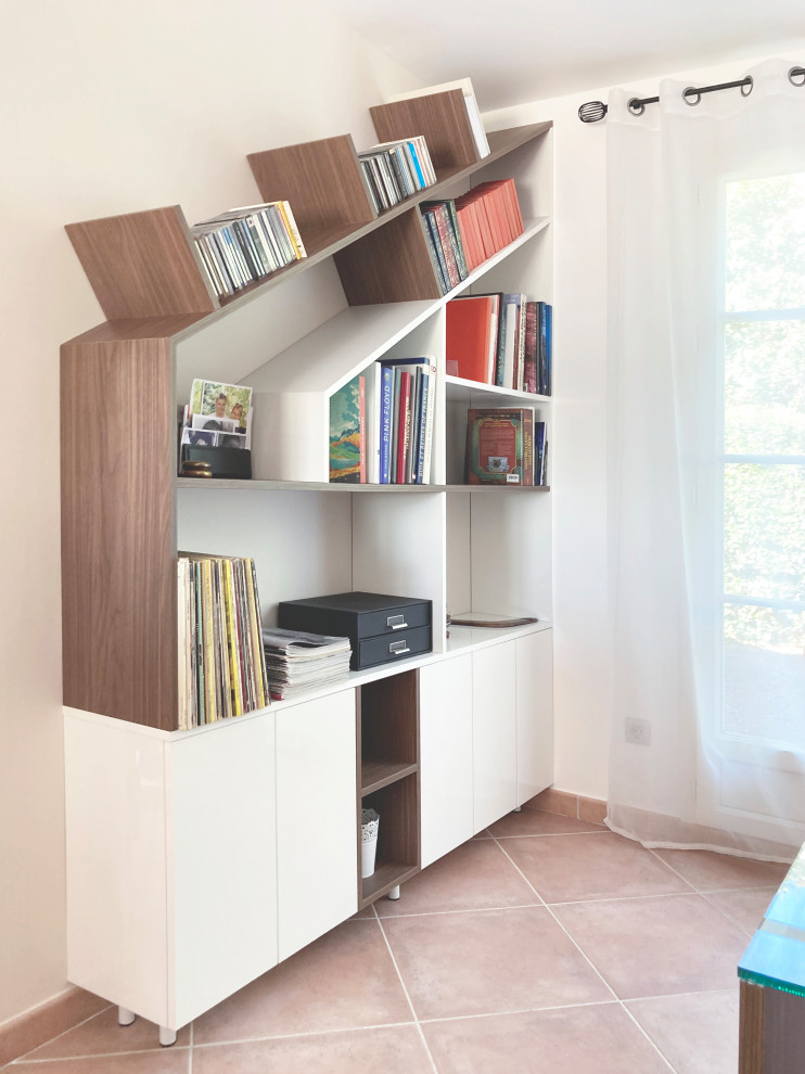 Immagine di un ufficio design di medie dimensioni con libreria, pareti beige, pavimento con piastrelle in ceramica, nessun camino, scrivania autoportante e pavimento rosa