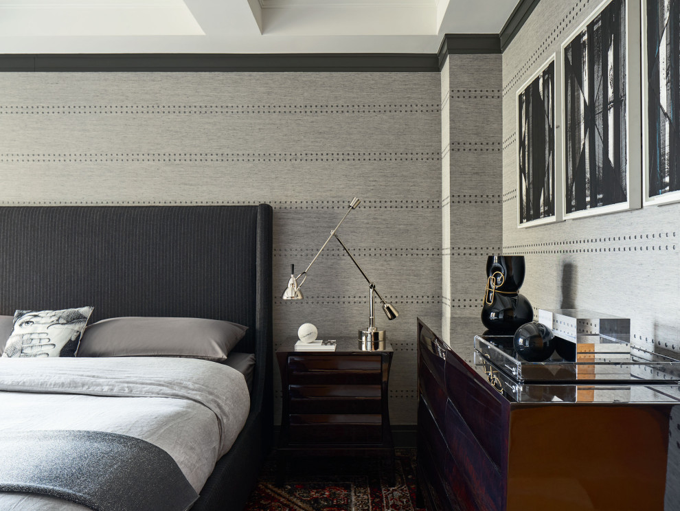 Пример оригинального дизайна: хозяйская спальня среднего размера в стиле неоклассика (современная классика) с серыми стенами, темным паркетным полом, коричневым полом и обоями на стенах
