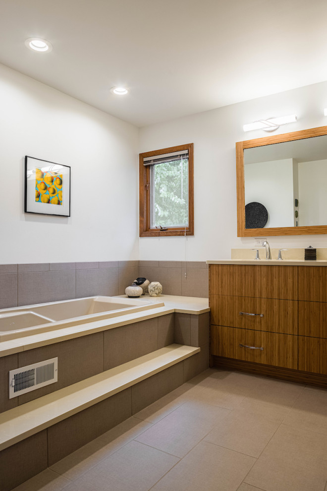 Réalisation d'un sauna tradition de taille moyenne avec un placard à porte plane, des portes de placard beiges, une baignoire posée, une douche d'angle, WC séparés, un carrelage beige, des carreaux de céramique, un mur blanc, un sol en carrelage de porcelaine, un lavabo encastré, un plan de toilette en quartz modifié, un sol gris, une cabine de douche à porte battante, un plan de toilette beige, meuble double vasque et meuble-lavabo encastré.