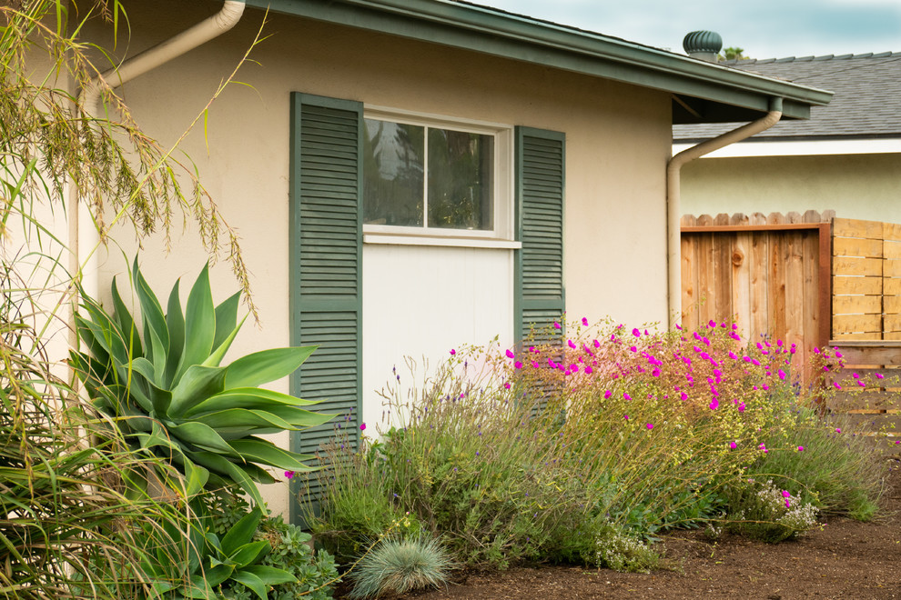 Inspiration for a contemporary front yard full sun garden in Santa Barbara with mulch.