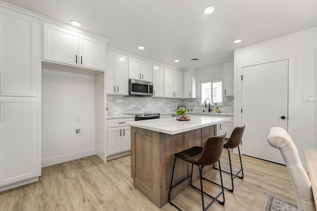 Kitchen - traditional kitchen idea in Rancho Cordova