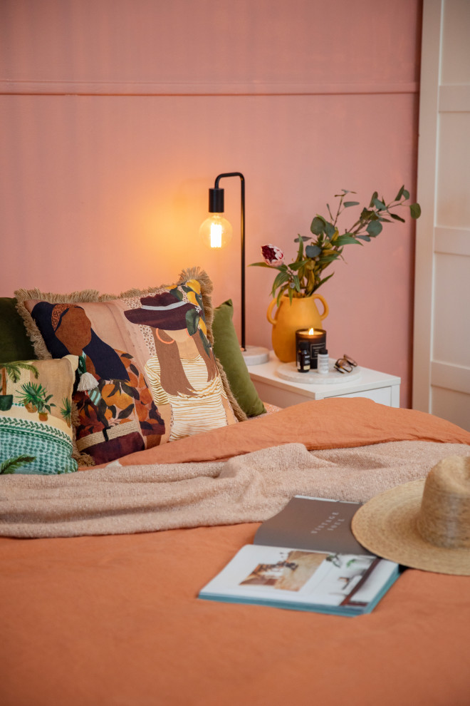 ニューカッスルにある中くらいな地中海スタイルのおしゃれな主寝室 (ピンクの壁、濃色無垢フローリング、茶色い床)