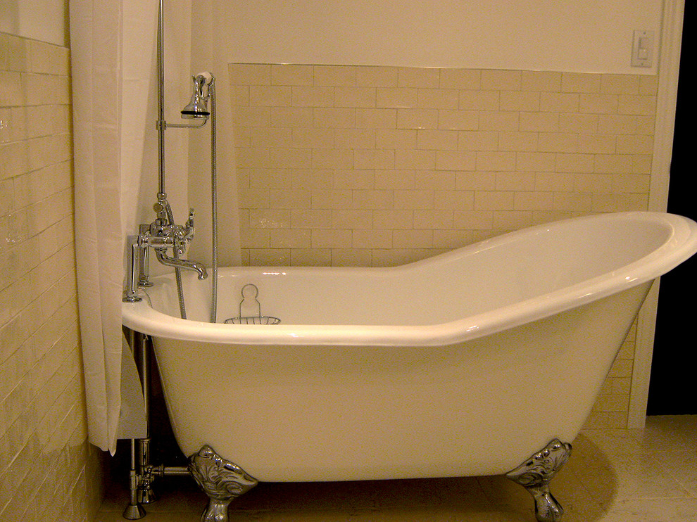 Cette image montre une grande salle de bain principale traditionnelle avec un placard en trompe-l'oeil, des portes de placard beiges, une baignoire sur pieds, WC à poser, un carrelage beige, des carreaux de céramique, un mur beige et un sol en carrelage de céramique.