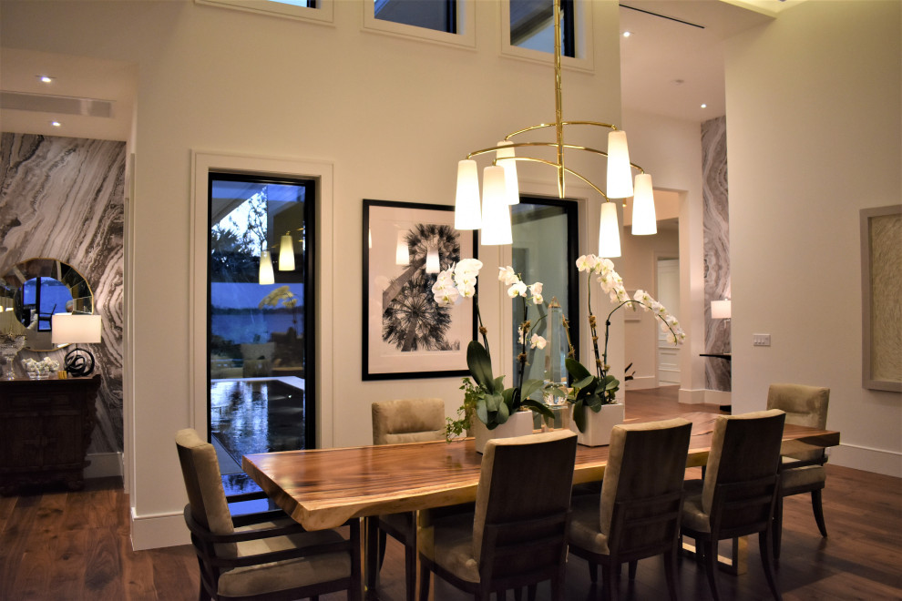Esempio di un'ampia sala da pranzo aperta verso il soggiorno minimal con pareti bianche, pavimento in legno massello medio, pavimento marrone e soffitto ribassato