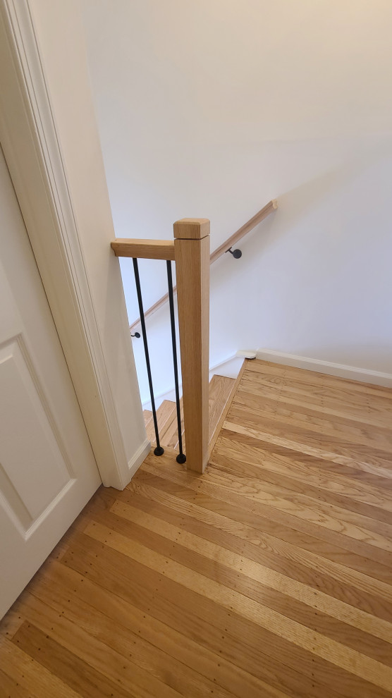 Diseño de escalera recta contemporánea pequeña con escalones de madera, contrahuellas de madera y barandilla de varios materiales