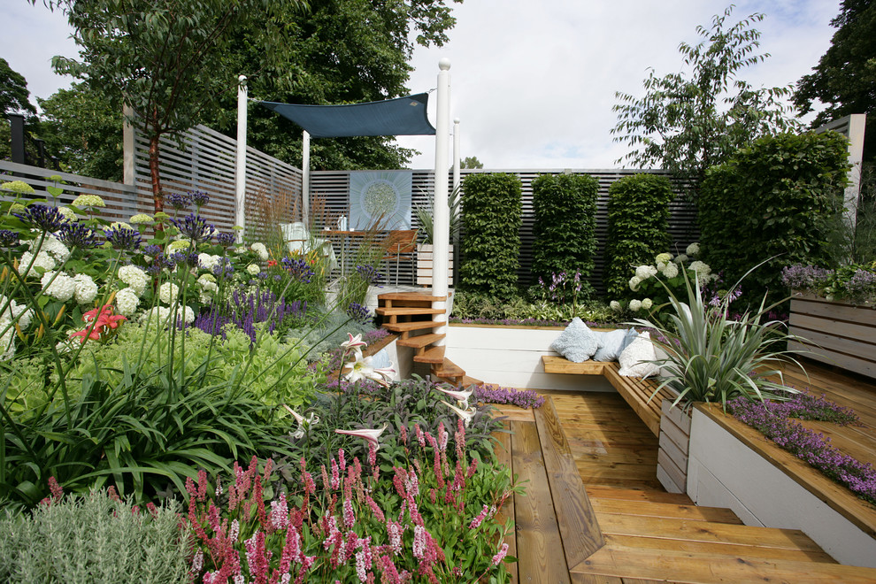 Inspiration for a contemporary garden in Surrey with with raised garden bed.