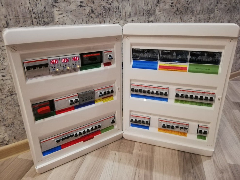 Электрощит собран и готов к установке.