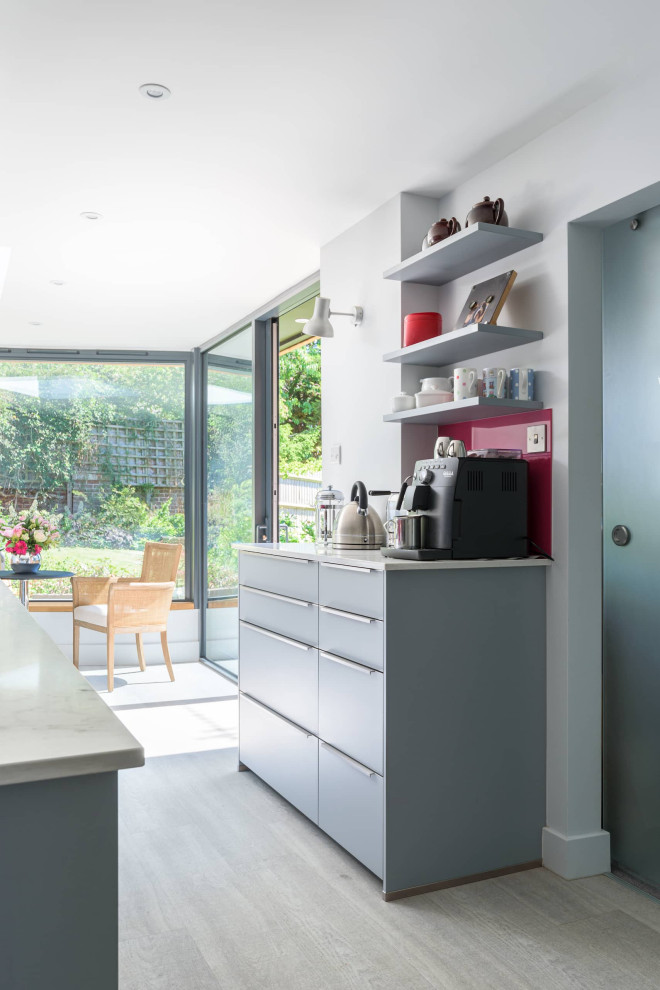 Idéer för ett litet modernt vit kök, med en dubbel diskho, släta luckor, grå skåp, bänkskiva i kvartsit, rosa stänkskydd och grått golv