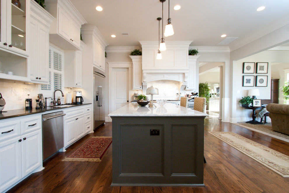 Idee per una cucina con paraspruzzi in marmo, pavimento in legno massello medio e pavimento marrone