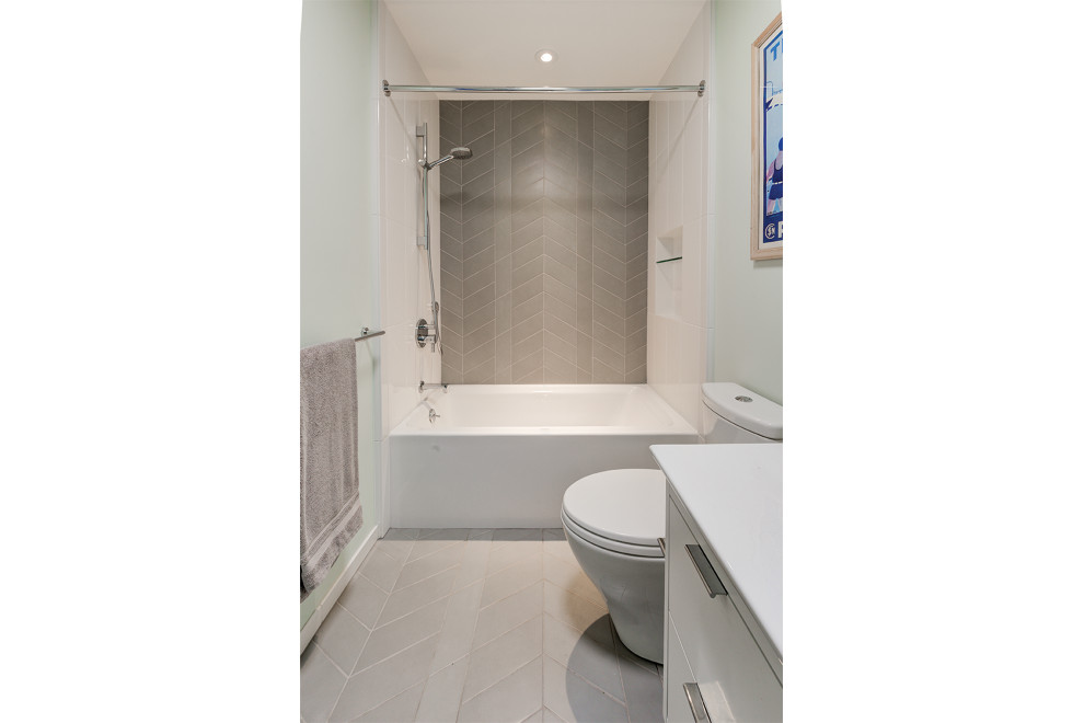 Inspiration för mellanstora moderna vitt badrum, med ett hörnbadkar, en dusch/badkar-kombination, grå kakel, keramikplattor, blå väggar, klinkergolv i keramik, ett nedsänkt handfat, granitbänkskiva, beiget golv och dusch med duschdraperi