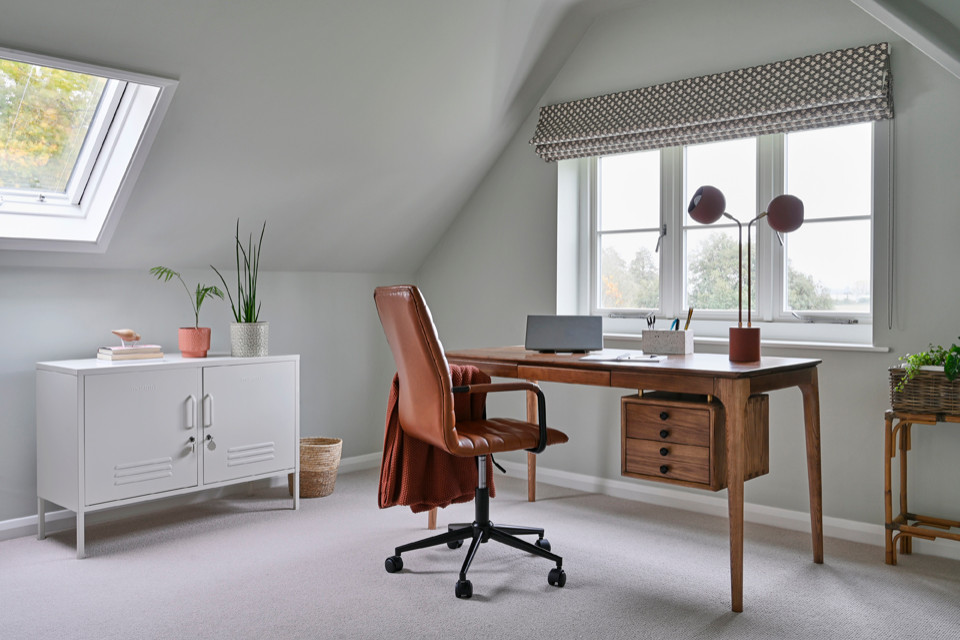 Modelo de despacho escandinavo de tamaño medio con paredes azules, moqueta, escritorio independiente y suelo beige