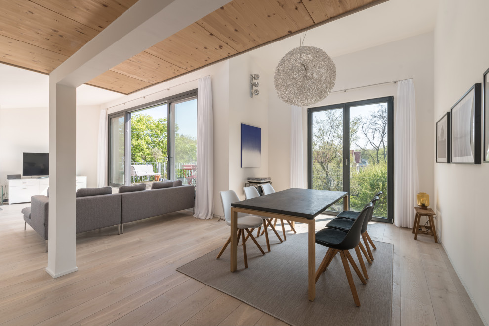 Modernes Wohnzimmer in grau-weiß im Loft-Stil mit gebeiztem Holzboden und Holzdecke in Köln