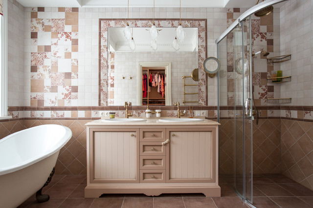 Загородный дом traditional-bathroom