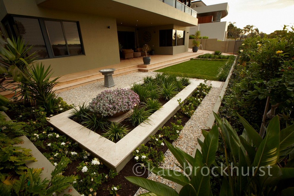 This is an example of a mid-sized contemporary front yard garden in Perth with gravel.