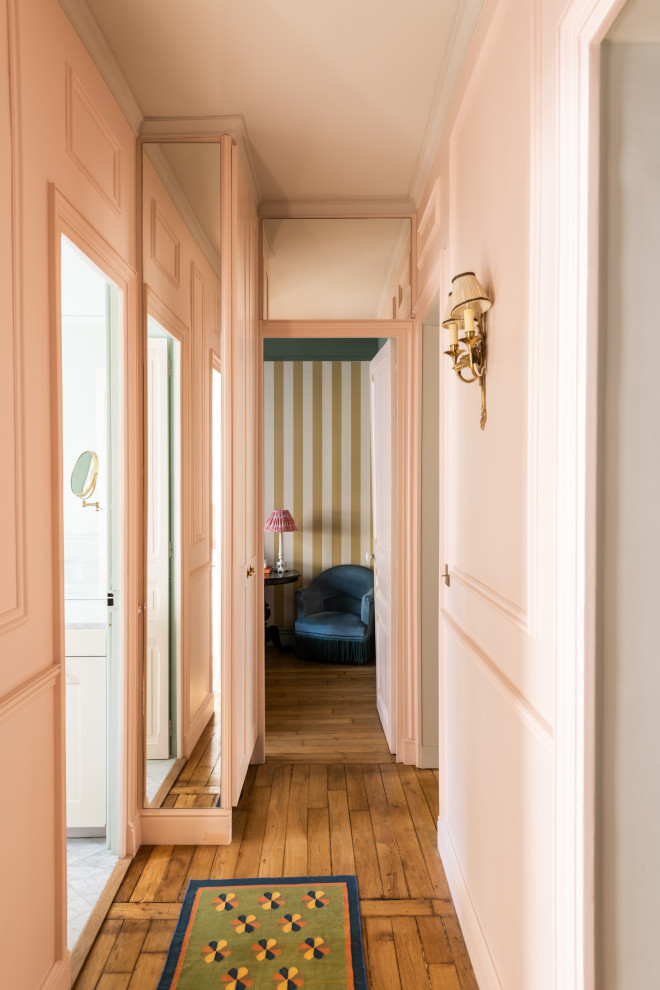 Idee per un ingresso o corridoio tradizionale di medie dimensioni con pareti rosa, pavimento in legno massello medio, pavimento marrone e carta da parati