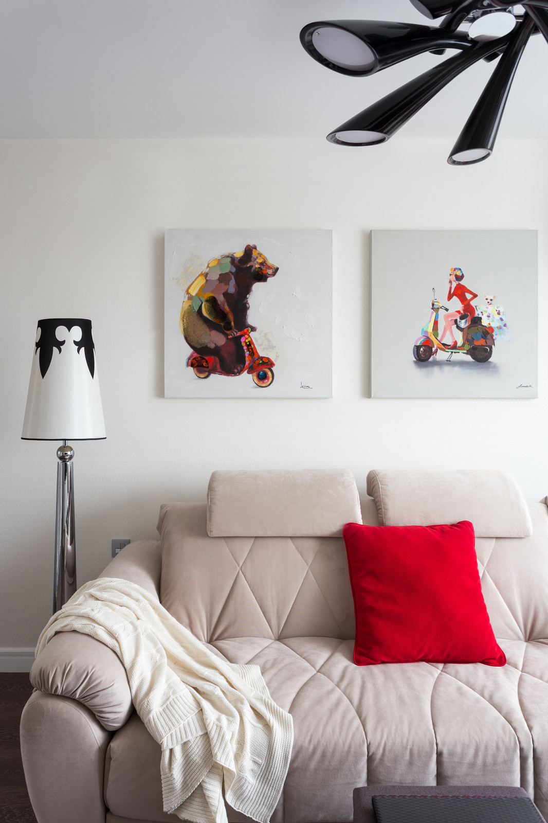 Палитра ярких красок и игра мелких деталей в интерьере современной квартиры