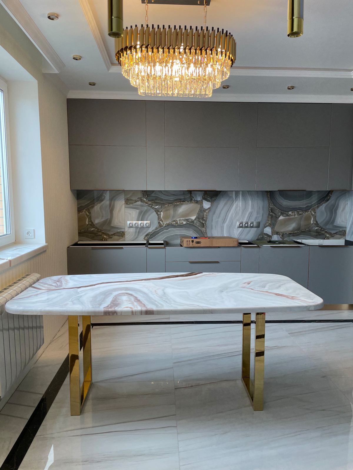 Обеденный стол с подстольем, покрытым нитрид титаном