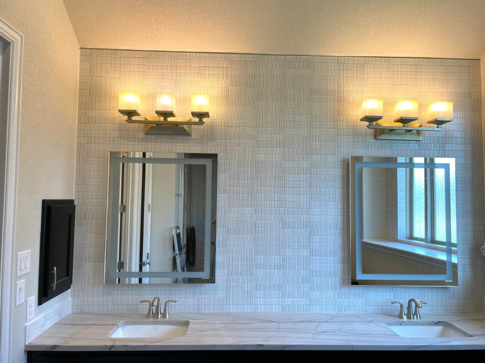 Modern inredning av ett mellanstort flerfärgad flerfärgat en-suite badrum, med luckor med infälld panel, svarta skåp, flerfärgad kakel, porslinskakel, ett undermonterad handfat och bänkskiva i kvarts