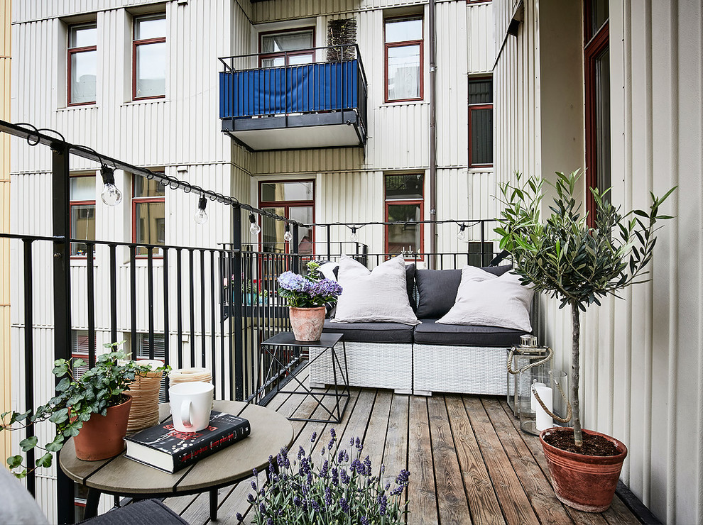 Small scandinavian balcony in Gothenburg with metal railing and no cover.