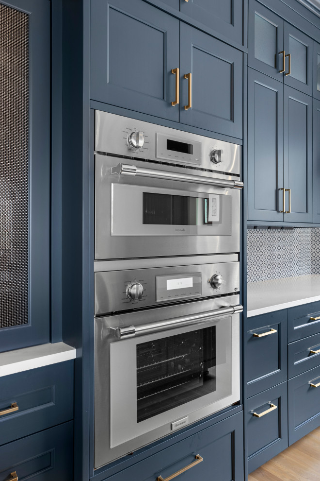Kitchen - transitional kitchen idea in Seattle