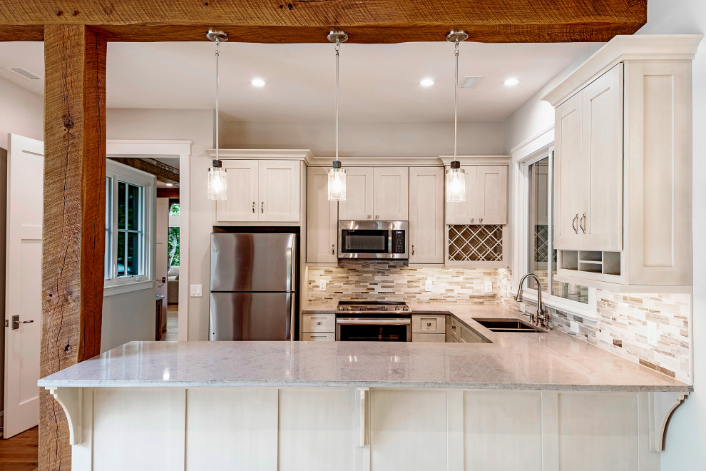 Exempel på ett stort amerikanskt grå grått kök, med en undermonterad diskho, skåp i shakerstil, beige skåp, bänkskiva i kvartsit, flerfärgad stänkskydd, stänkskydd i stickkakel, rostfria vitvaror, mellanmörkt trägolv, en köksö och grått golv