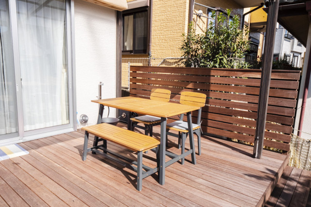 デッキとテラス屋根で広がる　アウトドアリビング landhausstil-terrasse