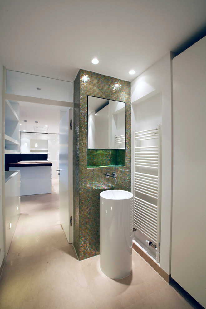 Design ideas for a modern bathroom in Cologne.