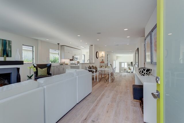 Colonial contemporary-entre