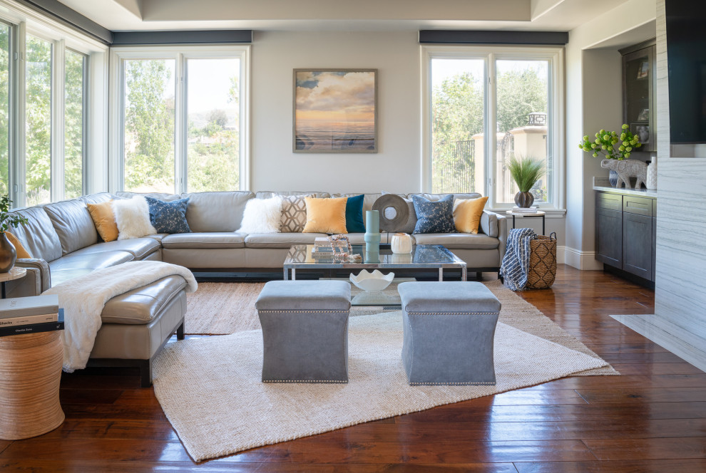 Modernes Wohnzimmer mit grauer Wandfarbe, braunem Holzboden, braunem Boden und eingelassener Decke in Orange County