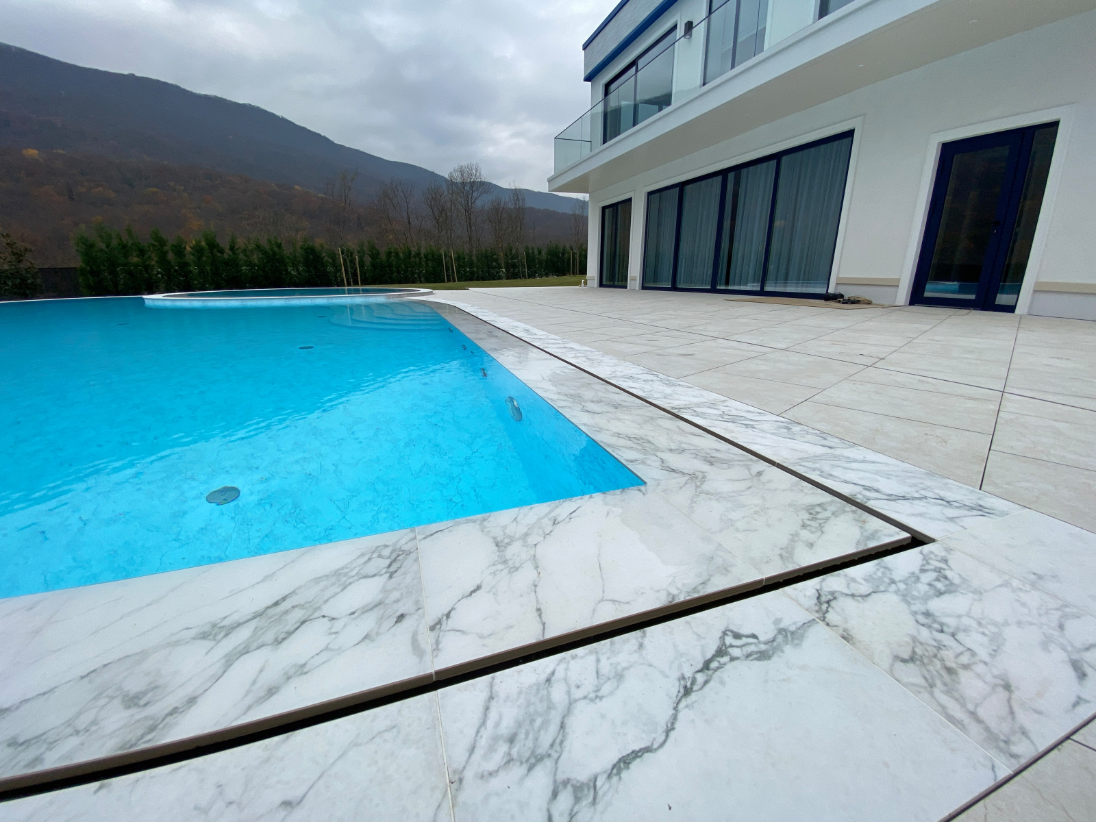 Бассейн с джакузи в горах