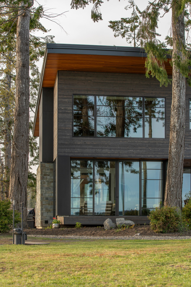 Mountain style home design photo in Seattle