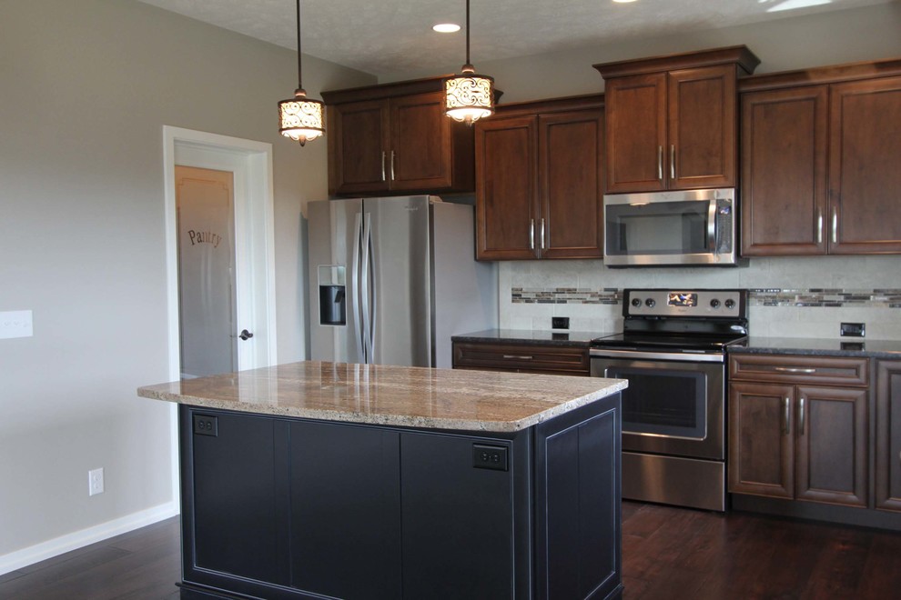 Kitchen - transitional kitchen idea