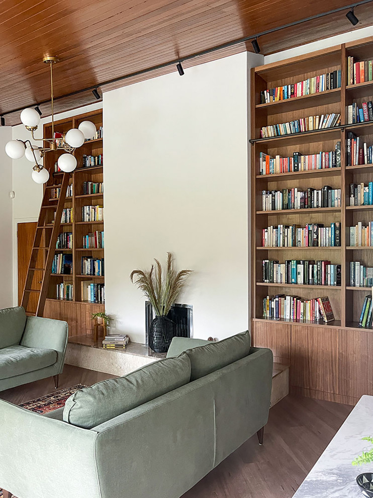 Ispirazione per un soggiorno minimalista di medie dimensioni con libreria e soffitto in perlinato