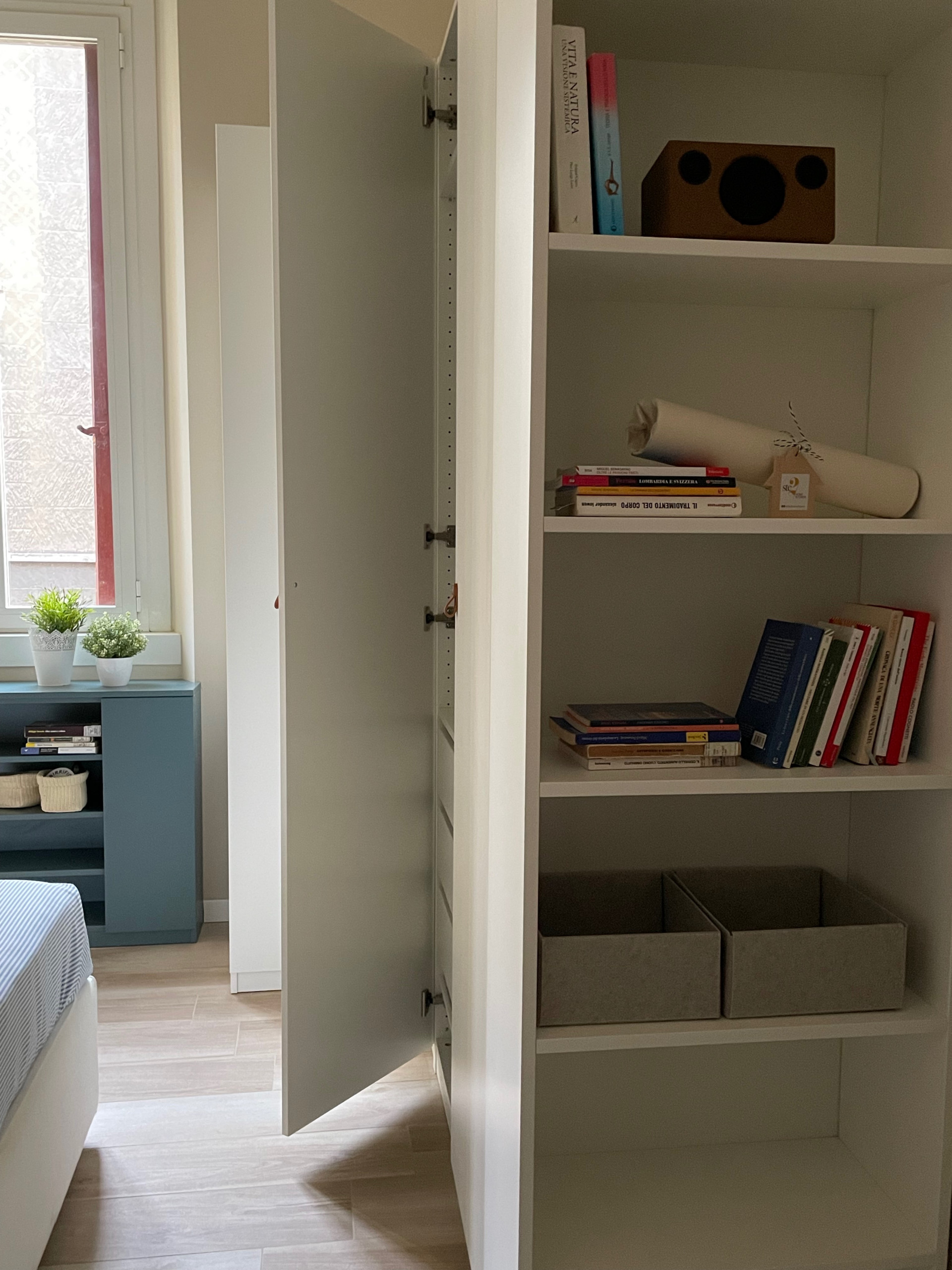 Armadio con modulo a giorno integrato