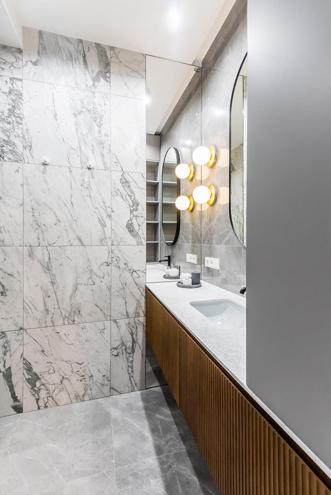Exempel på ett mellanstort eklektiskt grå grått badrum med dusch, med luckor med lamellpanel, bruna skåp, ett badkar i en alkov, en öppen dusch, en vägghängd toalettstol, flerfärgad kakel, porslinskakel, flerfärgade väggar, klinkergolv i keramik, ett väggmonterat handfat, granitbänkskiva, grått golv och med dusch som är öppen