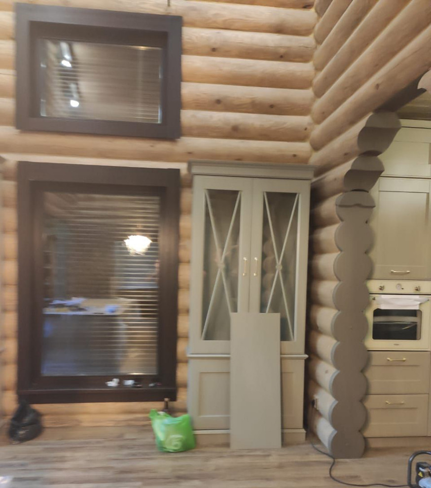 Отделка дома. Кухня. Лестница. Потолочные балки.