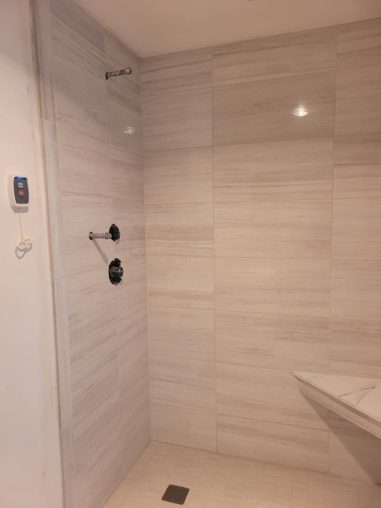 shower surround w/ bench & niche.