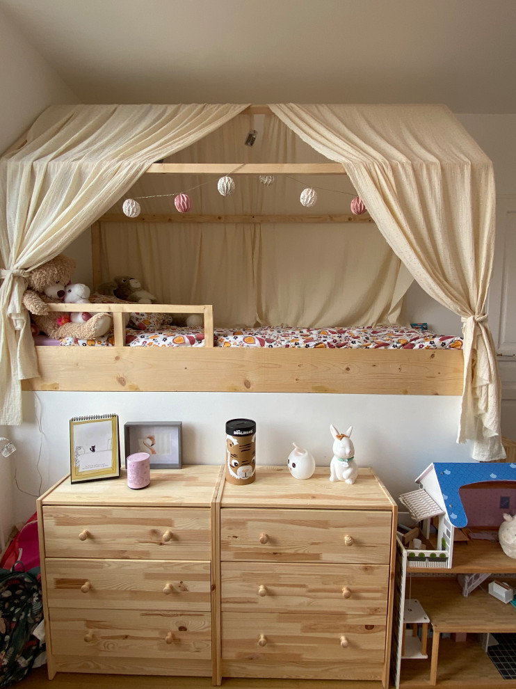 Idée de décoration pour une chambre d'enfant de 4 à 10 ans nordique de taille moyenne avec un mur blanc, parquet clair, un sol beige et un lit mezzanine.