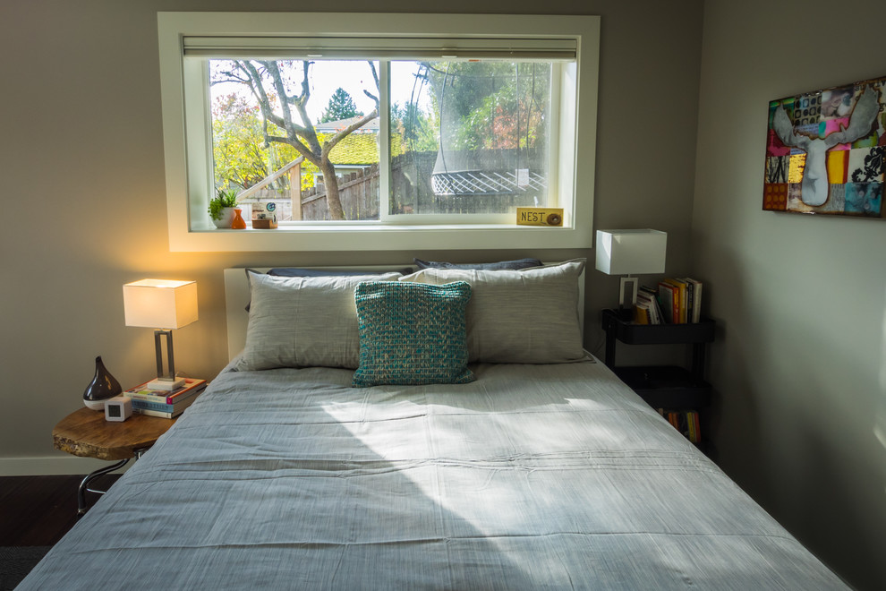 シアトルにある小さなトランジショナルスタイルのおしゃれな客用寝室 (グレーの壁、竹フローリング、茶色い床) のインテリア