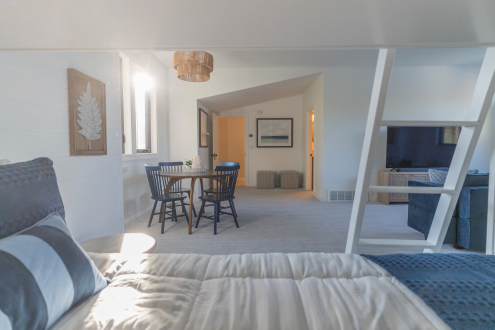 Example of a transitional home design design in Grand Rapids